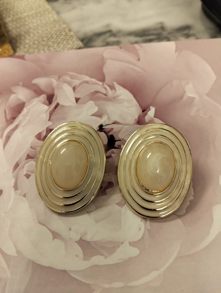 Bej Mini Düğmeli Kadın Küpe - Görsel 4