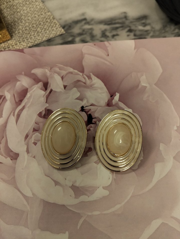 Bej Mini Düğmeli Kadın Küpe - Görsel 3