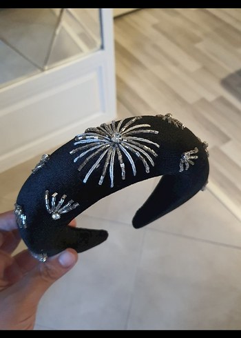 Boncuk İşlemeli Siyah Gotik Taç