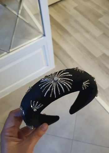  Beden Boncuk İşlemeli Siyah Gotik Taç