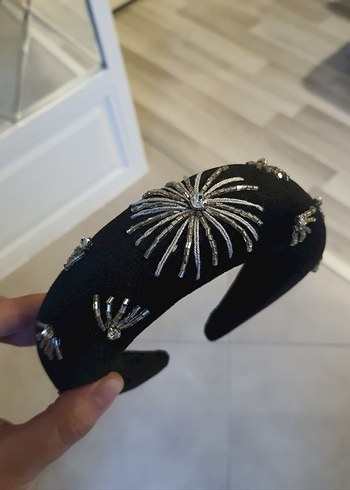 Zara Boncuk İşlemeli Siyah Gotik Taç