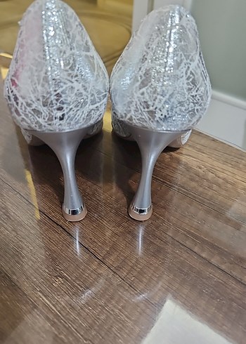 37 Beden Dantel Detaylı Beyaz Yılan Desenli Stiletto