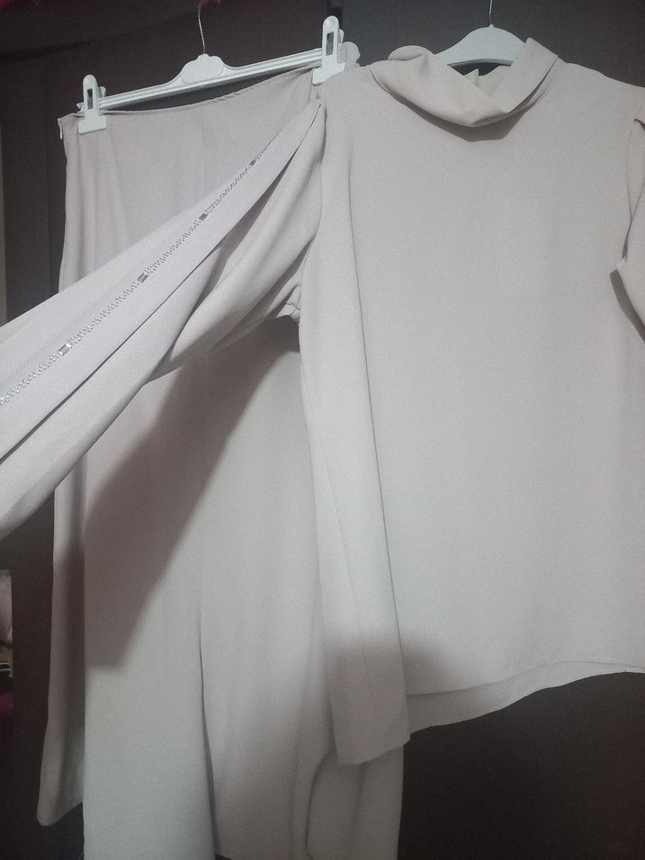 Bej Yüksek Yakalı Uzun Kollu Şık Takım - Görsel 3