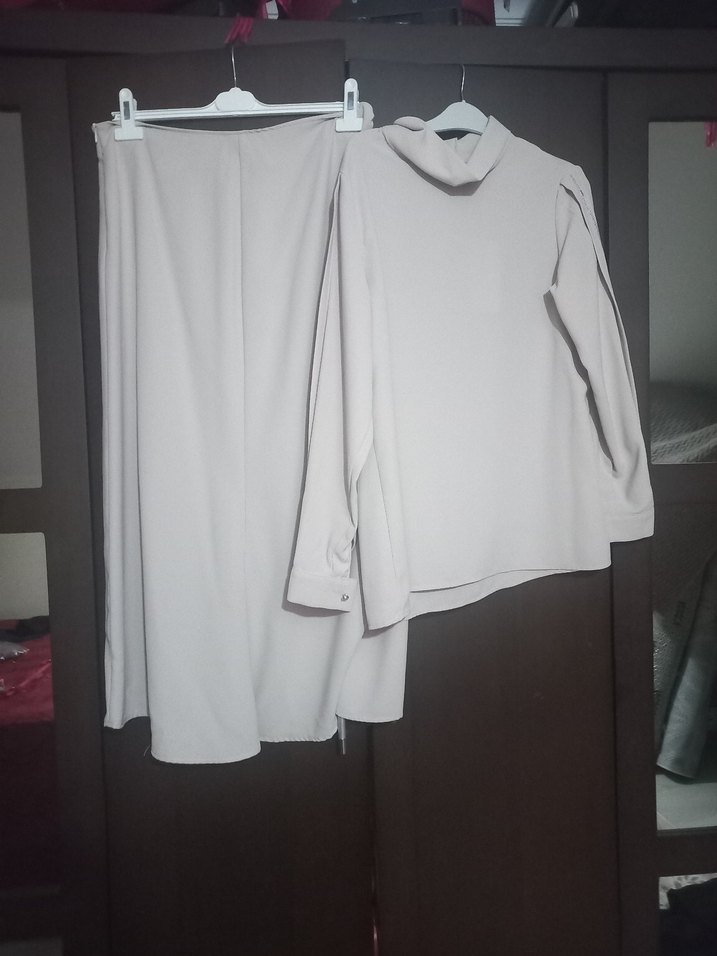 Bej Yüksek Yakalı Uzun Kollu Şık Takım - Görsel 2