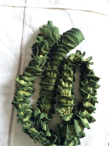 Tasarımcı Yesil tonda renkleri ,Sık igne orulmus.2.00 metre.cift kat