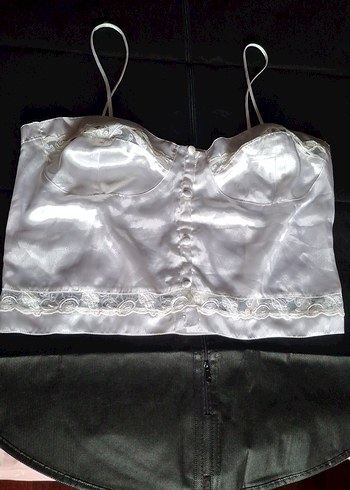 Düğmeli Beyaz Parlak Saten,Dantel Detaylı,önden dügmeli - Görsel 2