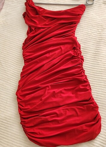 Kırmızı elbise - Görsel 3