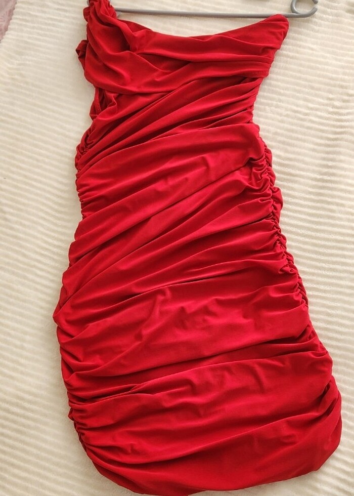 Kırmızı elbise - Görsel 3