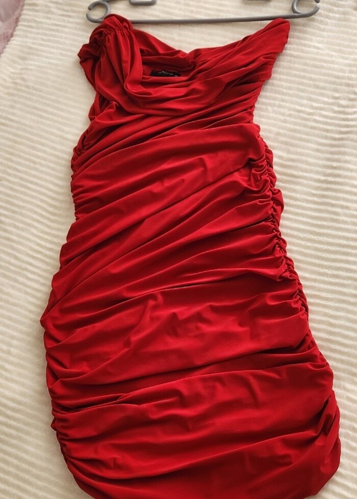 Kırmızı elbise - Görsel 4