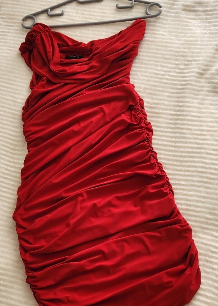 Kırmızı elbise - Görsel 5