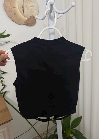 Siyah Yüksek Yakalı Kolsuz Crop Top - Görsel 2
