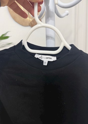 Siyah Yüksek Yakalı Kolsuz Crop Top - Görsel 3