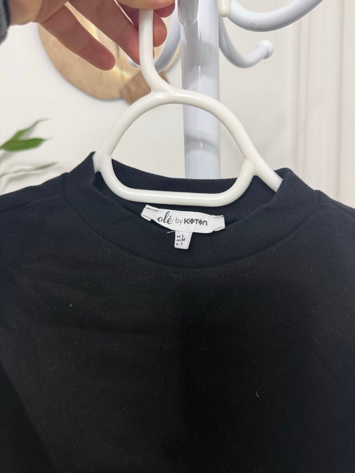 Siyah Yüksek Yakalı Kolsuz Crop Top - Görsel 3