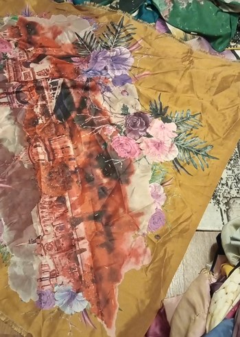 Diğer Romantik Sari Sal Sehir Ve Cicek Desenli