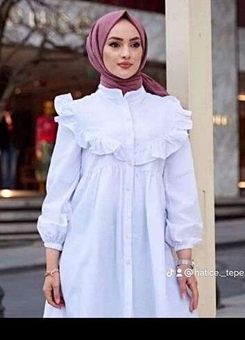 Beyaz firfirli gömlek göğüse kadar dugmeli