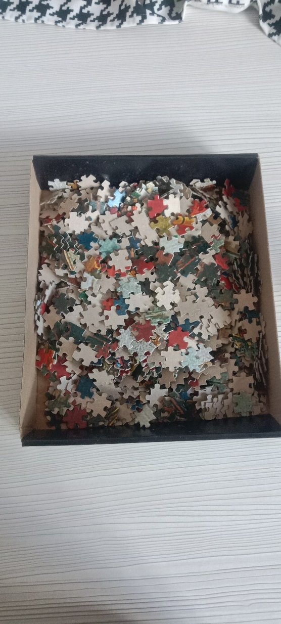 1000 Parça Kırmızı Figürlü Puzzle - Görsel 2