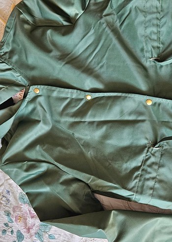 Çıtçıtlı Uzun Zümrüt Yeşili Kadın Yağmurluk - Görsel 5