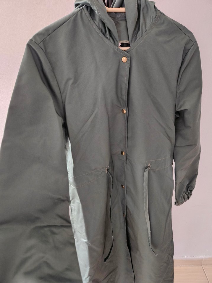 Çıtçıtlı Uzun Zümrüt Yeşili Kadın Yağmurluk - Görsel 2