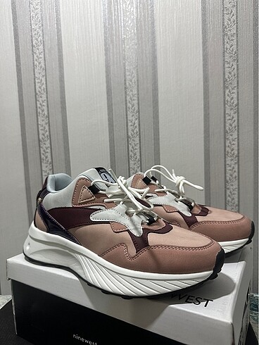 Nine West 38 numara kutulu spor ayakkabı