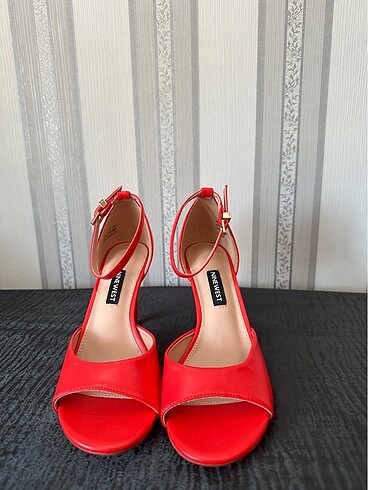 37 Beden kırmızı Renk Nine West kırmızı topuklu 37 numara