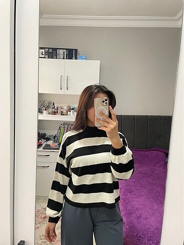 Ekru çizgili boyunlu oversize triko kazak