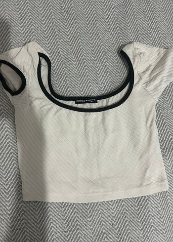 Beyaz Siyah Kenarlı Kısa Kollu Crop Top