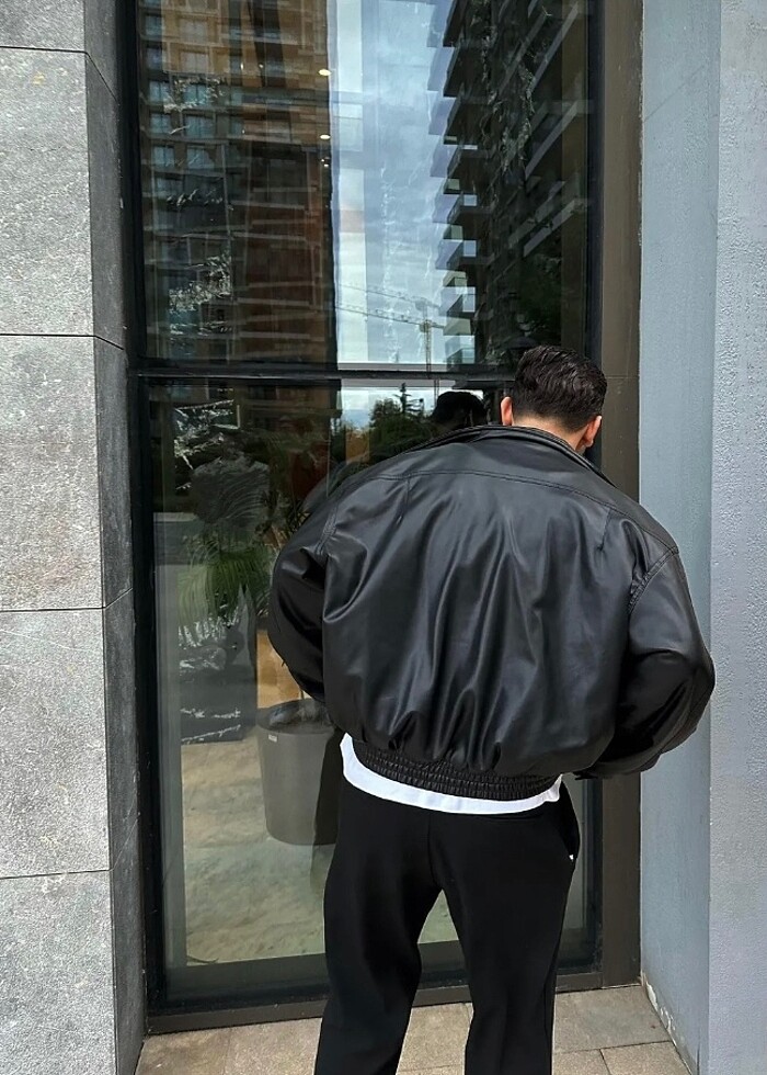 Oversize siyah deri ceket - Görsel 2