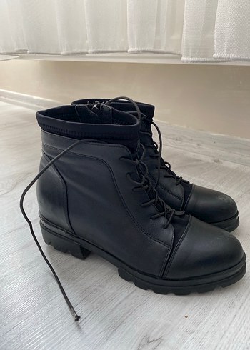 Siyah Deri Bağcıklı Kadın Bot