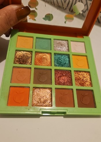 Diğer Canlı Tonlarda Khaki Göz Farı Paleti