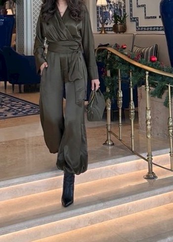 Uzun Parlak Haki Kadın Tulum - Görsel 2