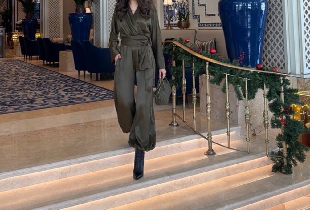 Uzun Parlak Haki Kadın Tulum - Görsel 2