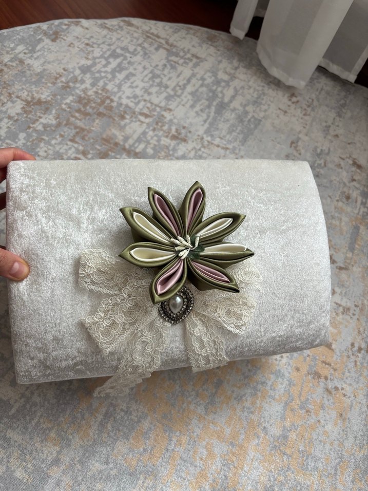 Dantel ve Nakış Detaylı Bohem Broşlu kadife sandık - Görsel 2