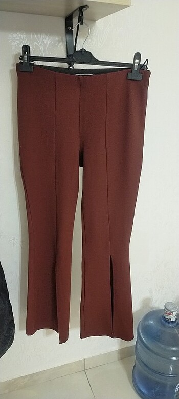 Paçası yırtmaçlı pantolon 