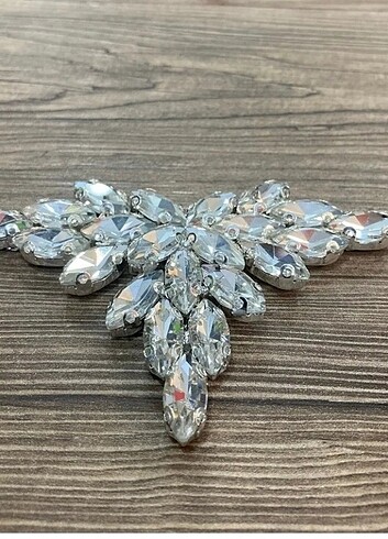  Beden Yaprak Modeli Kristal Taşlı Ayakkabı Tokası
