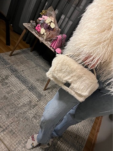 Stradivarius Tüylü beyaz çanta