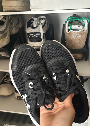 37 Beden Siyah Beyaz Under Armour Kadın Spor Ayakkabı