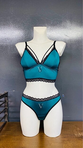 Victoria?s Secret Takım Kadife Detaylı