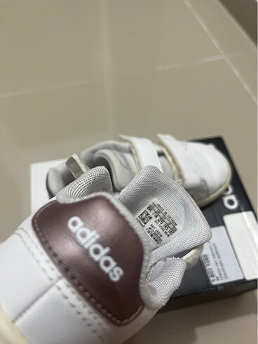25 Beden beyaz Renk Orjinal Adidas spor ayakkabı