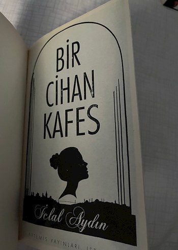 Beden Renk Bir Cihan Kafes - İclal Aydın