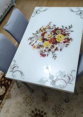 Beyaz Çiçek Desenli Masa - Görsel 4