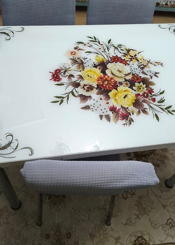 Beyaz Çiçek Desenli Masa - Görsel 2