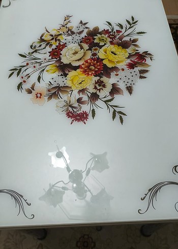 Beyaz Çiçek Desenli Masa - Görsel 3