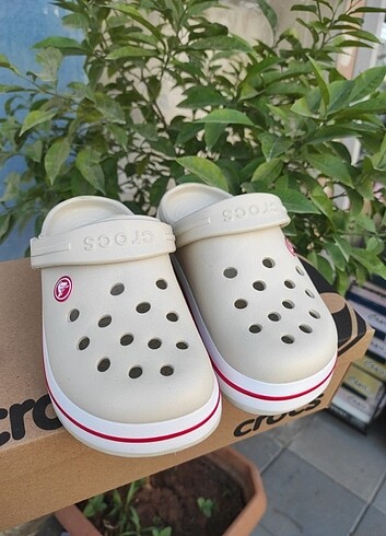 Orjinal crocs yazılı önü kapalı terlik 