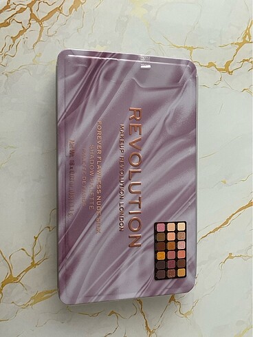 Revolution nude silk far paleti