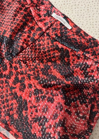 Kırmızı Yılan Desenli  Mini şort - Görsel 3