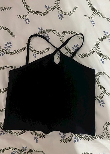 Siyah çapraz askılı sırt detaylı örme bluz