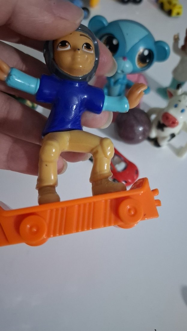 Renkli Çeşitli Aksiyon Figürleri Seti - Görsel 3