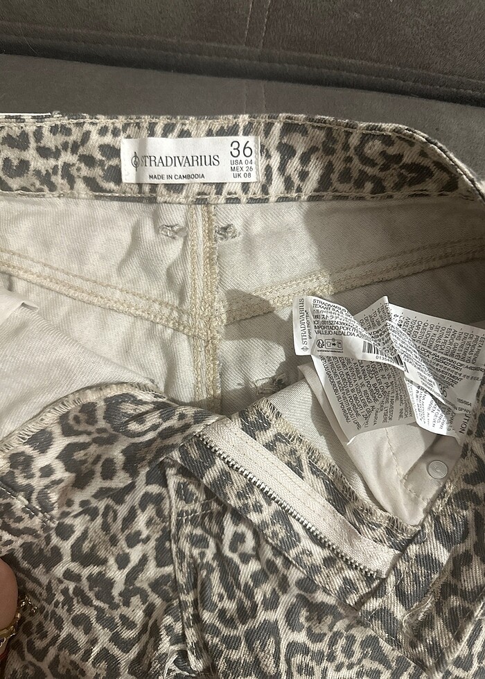 Stradivarius leoparlı paçaları kesik şort - Görsel 4