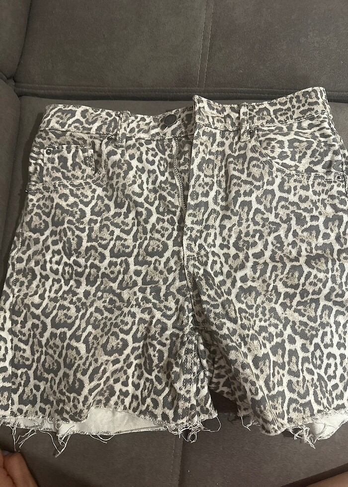 Stradivarius leoparlı paçaları kesik şort - Görsel 3