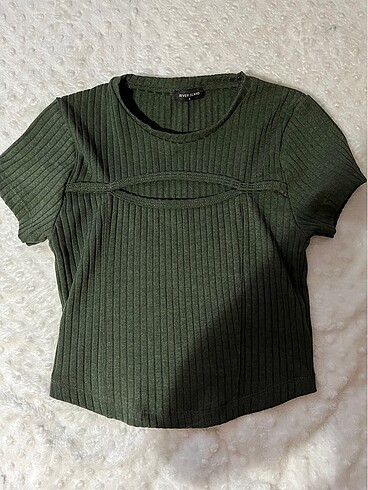 Stradivarius yeşil ön detay kısa kollu crop bluz